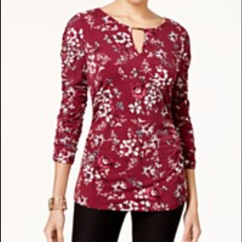 Sold @ consignment - Beautiful floral top 💕